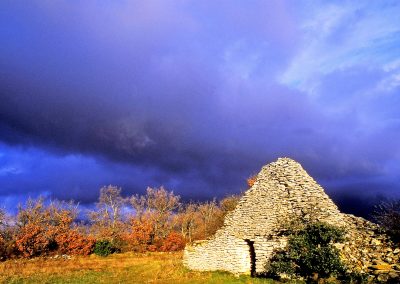 Borie et ciel d'orage, Luberon, Provence (réf. P060)