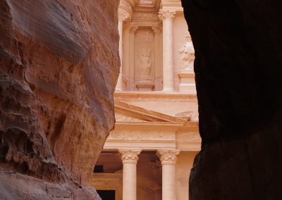 Gorge de wadi Musa (le Siq) et le Trésor (le Khazneh), Pétra, Jordanie (réf. M210)