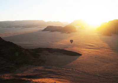 Survol en montgolfière du wadi Rum au lever du soleil, Jordanie (réf. M189)